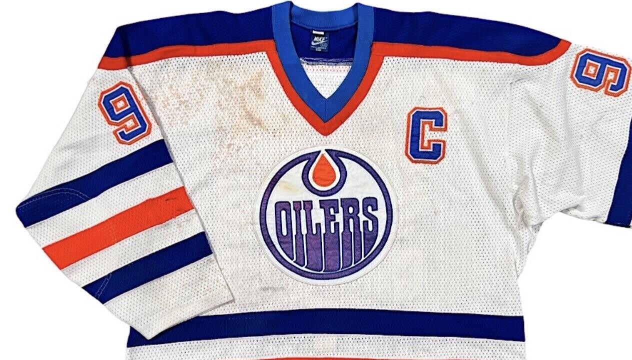 Форму лучшего хоккеиста в истории продали на аукционе за рекордные $2,8 млн