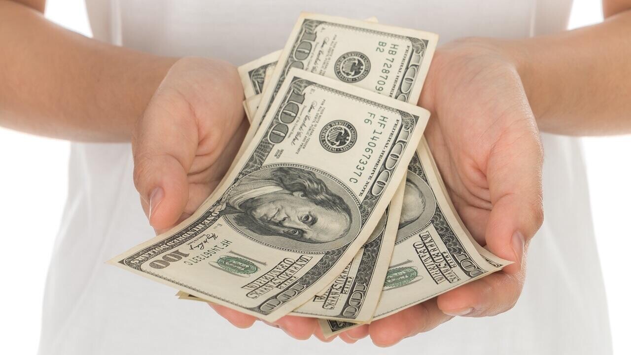 Белорусы продолжают избавляться от валюты. Сколько несли в обменники?