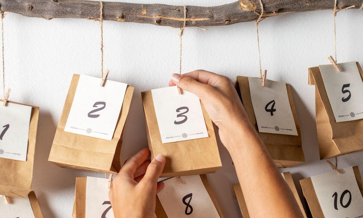 Обзор новогодних адвент-календарей с ценами. Спойлер: там не только сладости