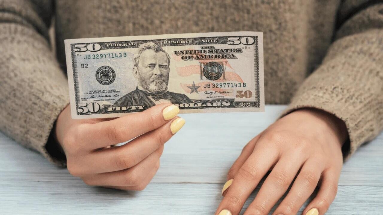 Белоруска принесла в обменник $50, но они превратились в $5. Что случилось?