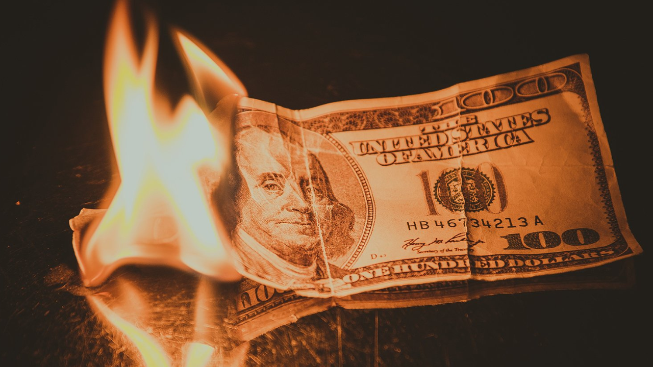 Жительница Пинска случайно сожгла в печке чужие $500. Как так получилось?