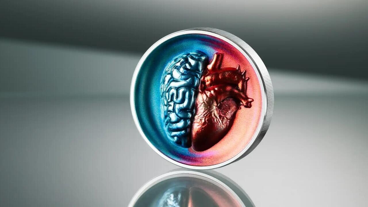 Ограниченный тираж: выпущены необычные цветные монеты – фото