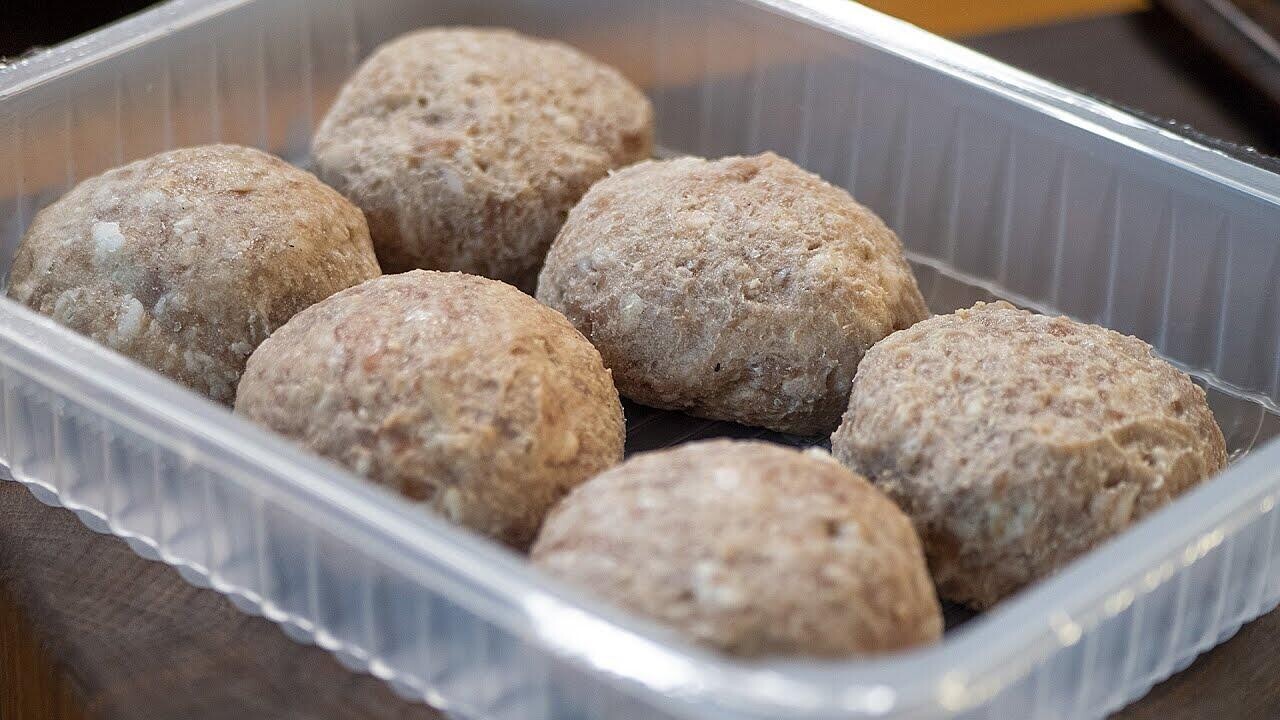 Более 50 кг просрочки: КГК нашел нарушения в мясной лавке на Минщине