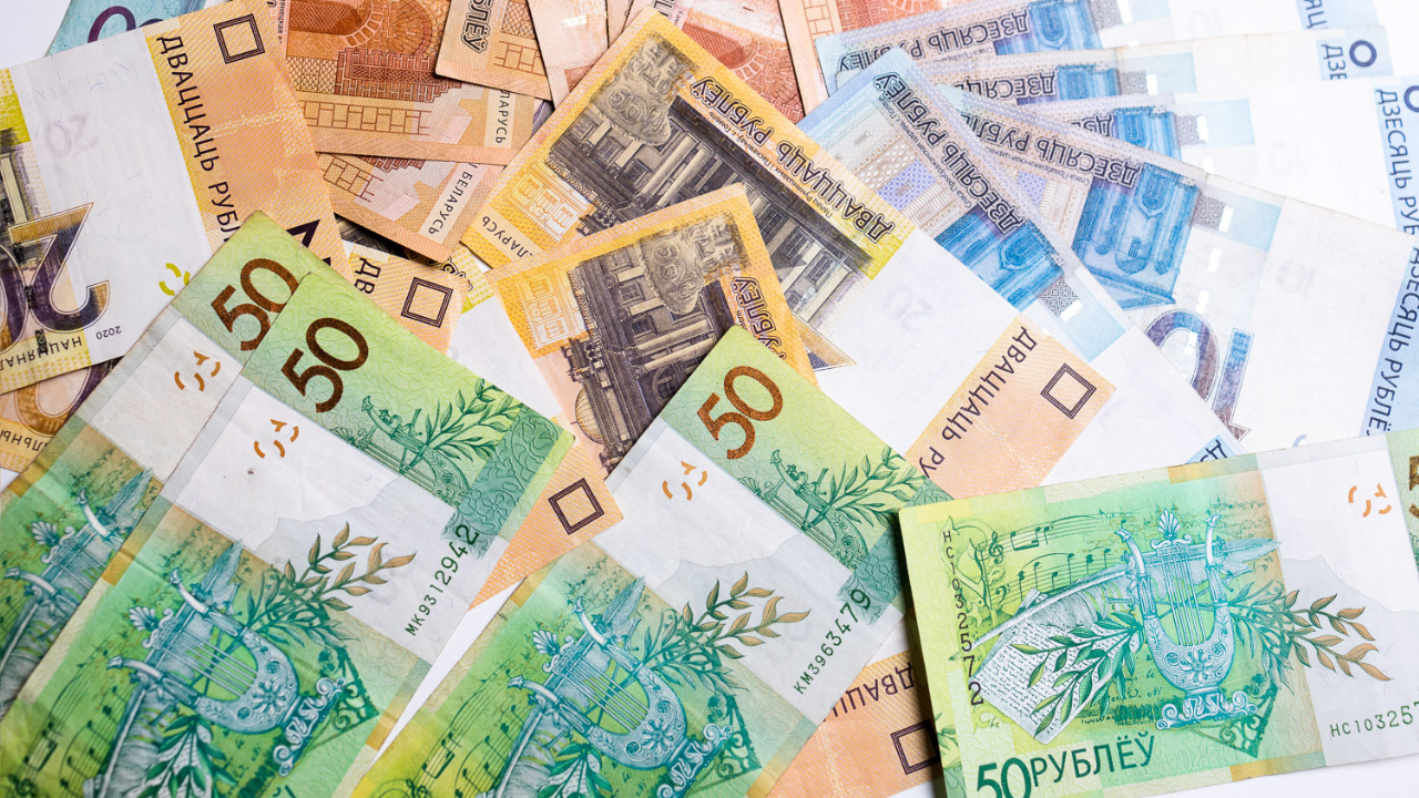 В мусорном баке лежали 10 000 рублей. Кто их там оставил?