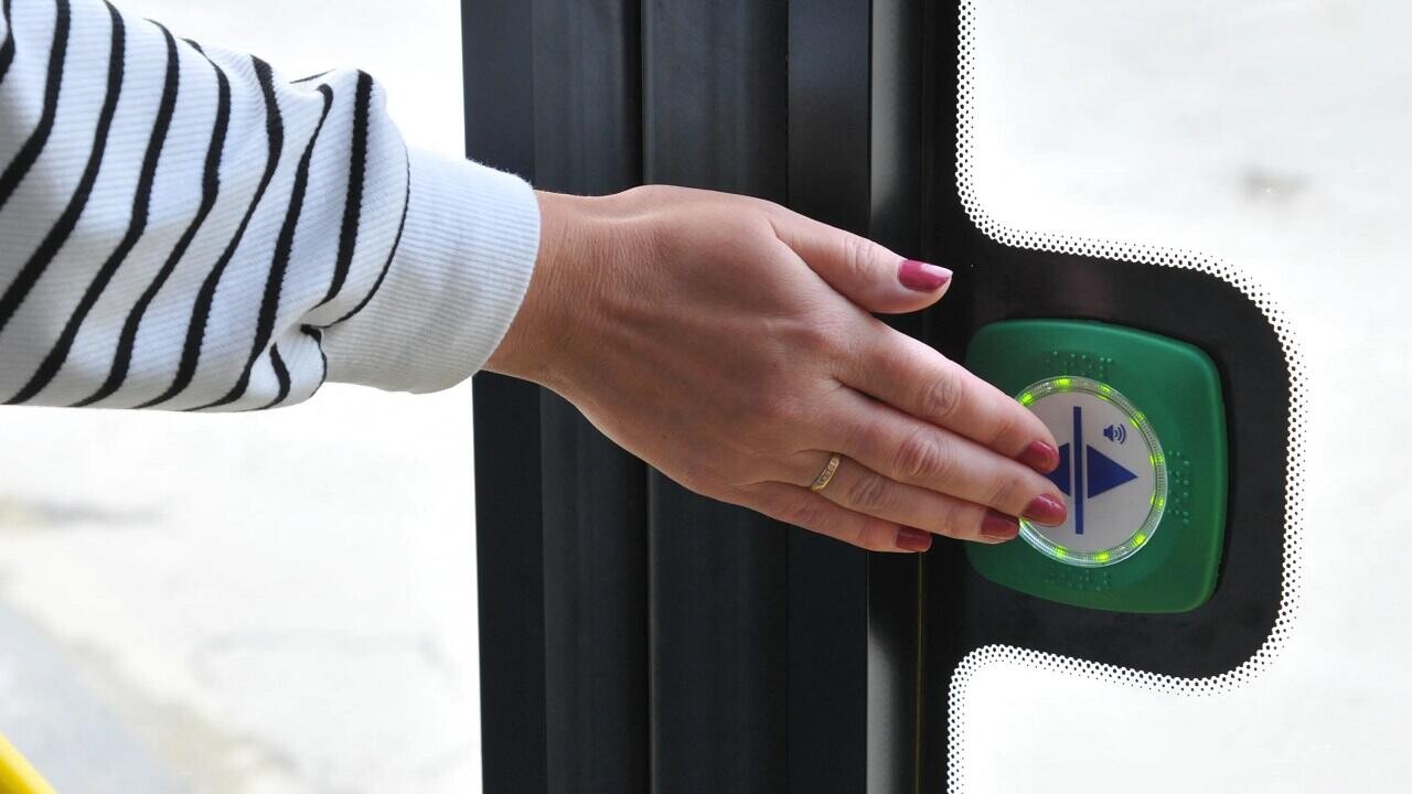 Видели в минском транспорте кнопки открытия дверей? С 1 мая их активируют