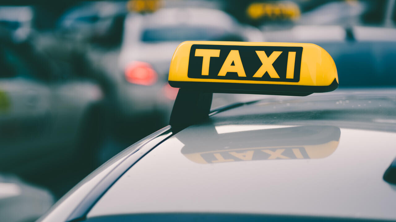 Может ли таксист отказать в поездке, если пассажир не пристегнулся?