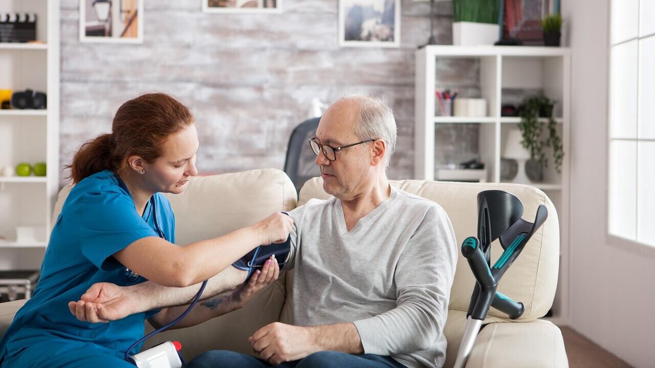 В Беларуси повысили нормы расходов на социальный уход и медпомощь на дому