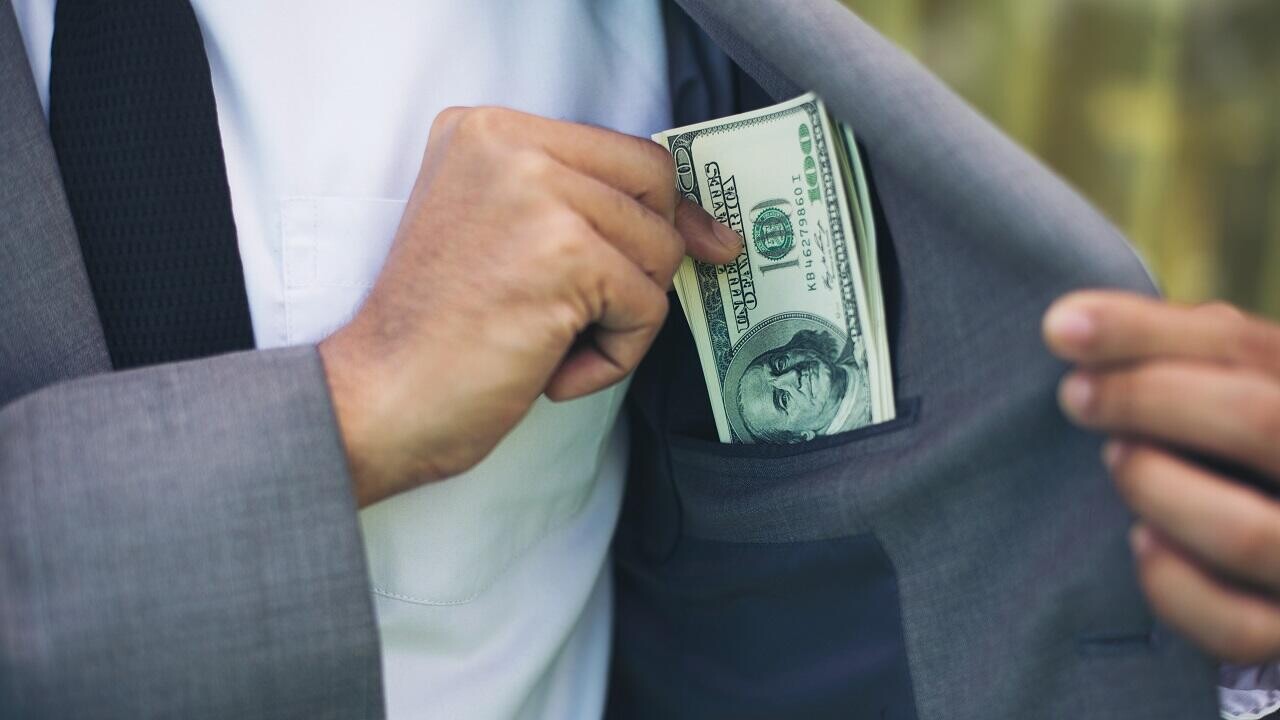 Предприятие оштрафовали на 40 000 рублей за взятки чиновнику