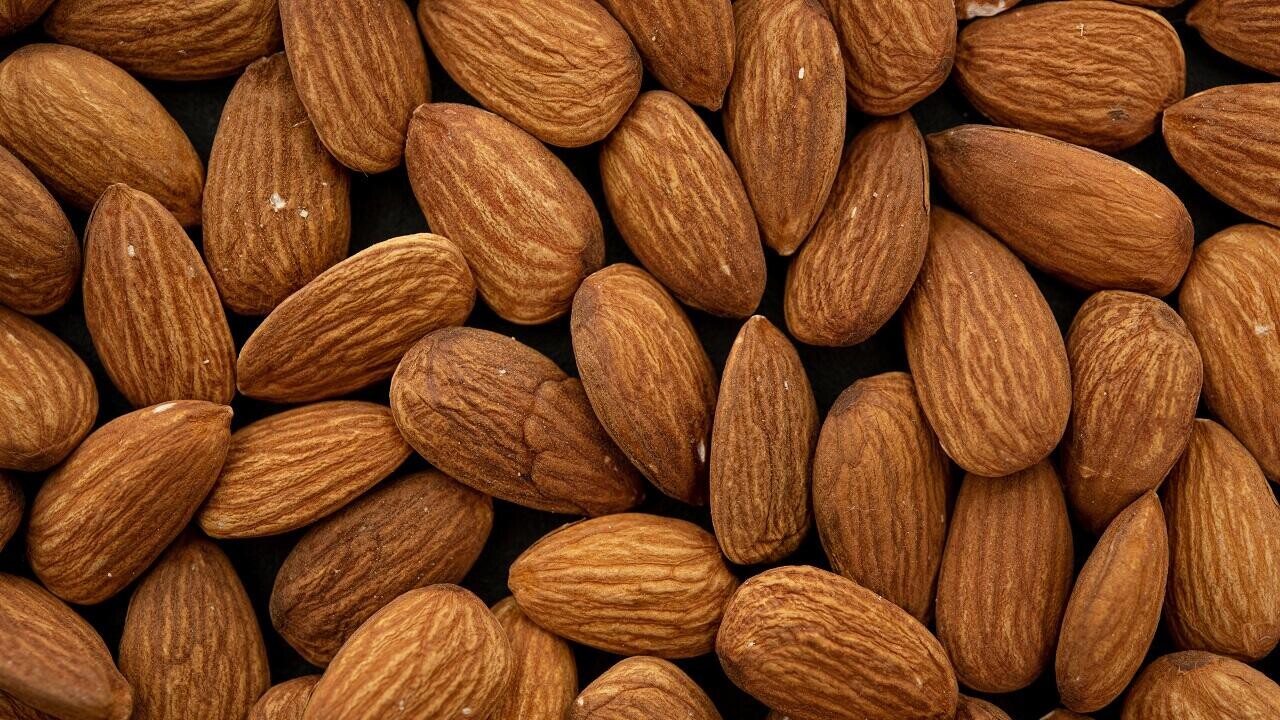 На белорусской бирже впервые запустили торги имбирем и миндалем