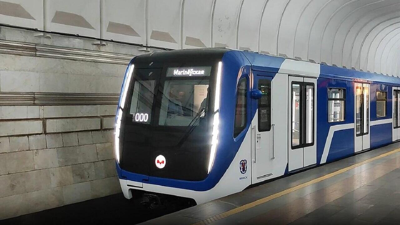 Для красной ветки минского метро привезли новые поезда из России