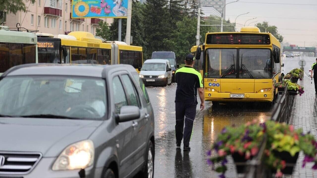 Из-за подтопления в Минске остановилось движение некоторых троллейбусов и автобусов