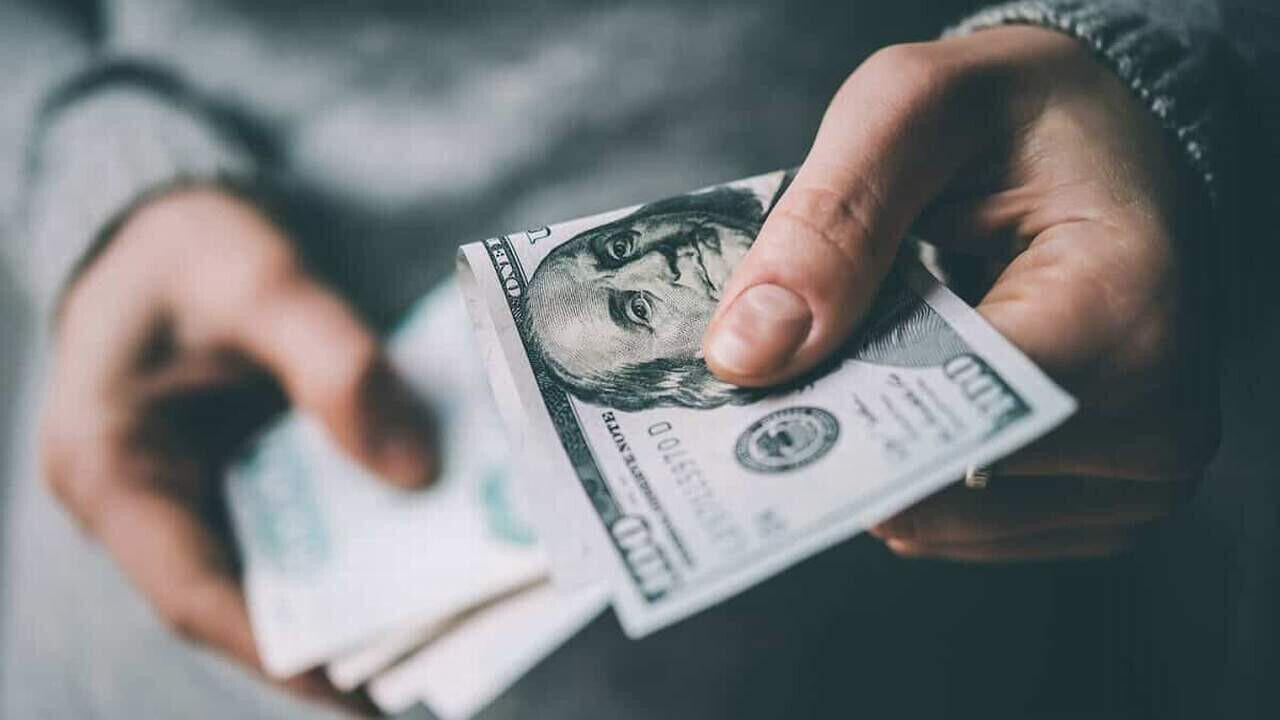 Белоруске подарили доллары, но в банке их не приняли. Что случилось?