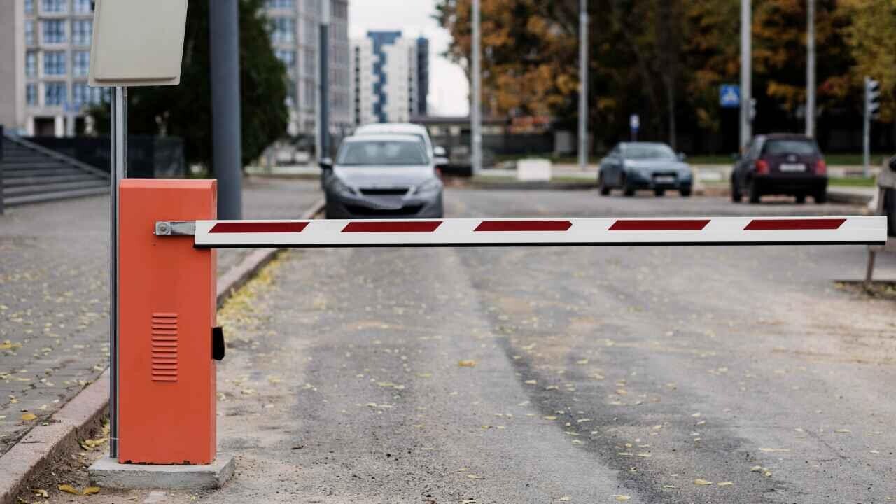 Белорусов предупредили о мошеннической схеме с установкой шлагбаумов. Что нужно знать?