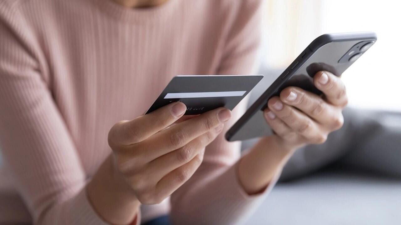 Приложил карту к смартфону – потерял деньги. Белорусам рассказали о новой схеме мошенничества