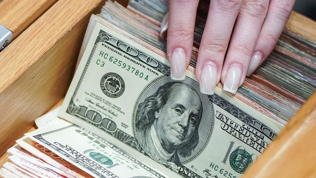 Минчанка убирала кабинет и нашла $4000. Что было дальше