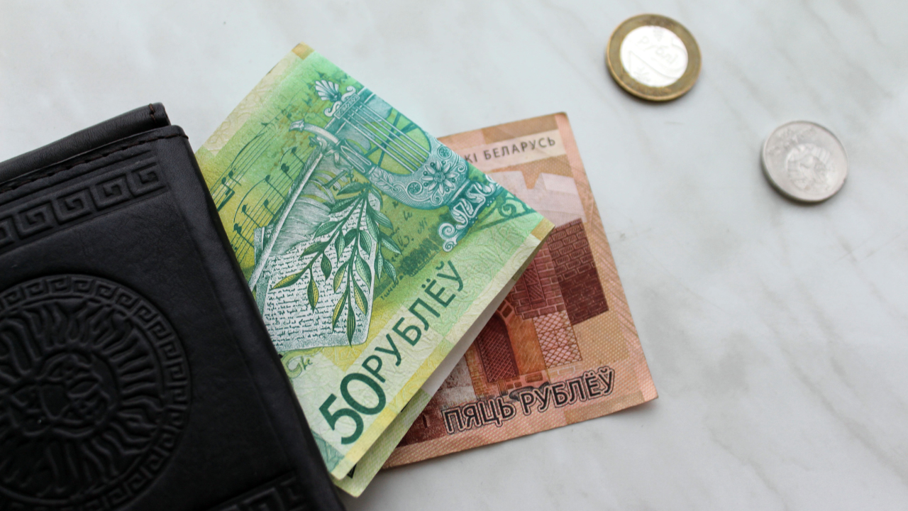 Работнику Беларуси пришлось вернуть полученную зарплату – более 5 600 рублей