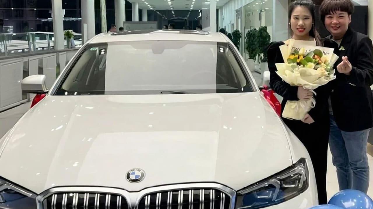 Владелица ресторана подарила сотрудникам BMW, чтобы они не мерзли по дороге на работу