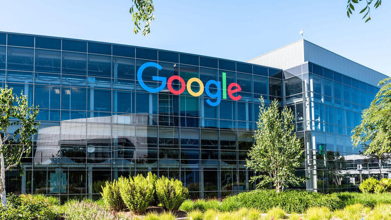 Непомерные расходы на ИИ обвалили акции «мамы» Google 