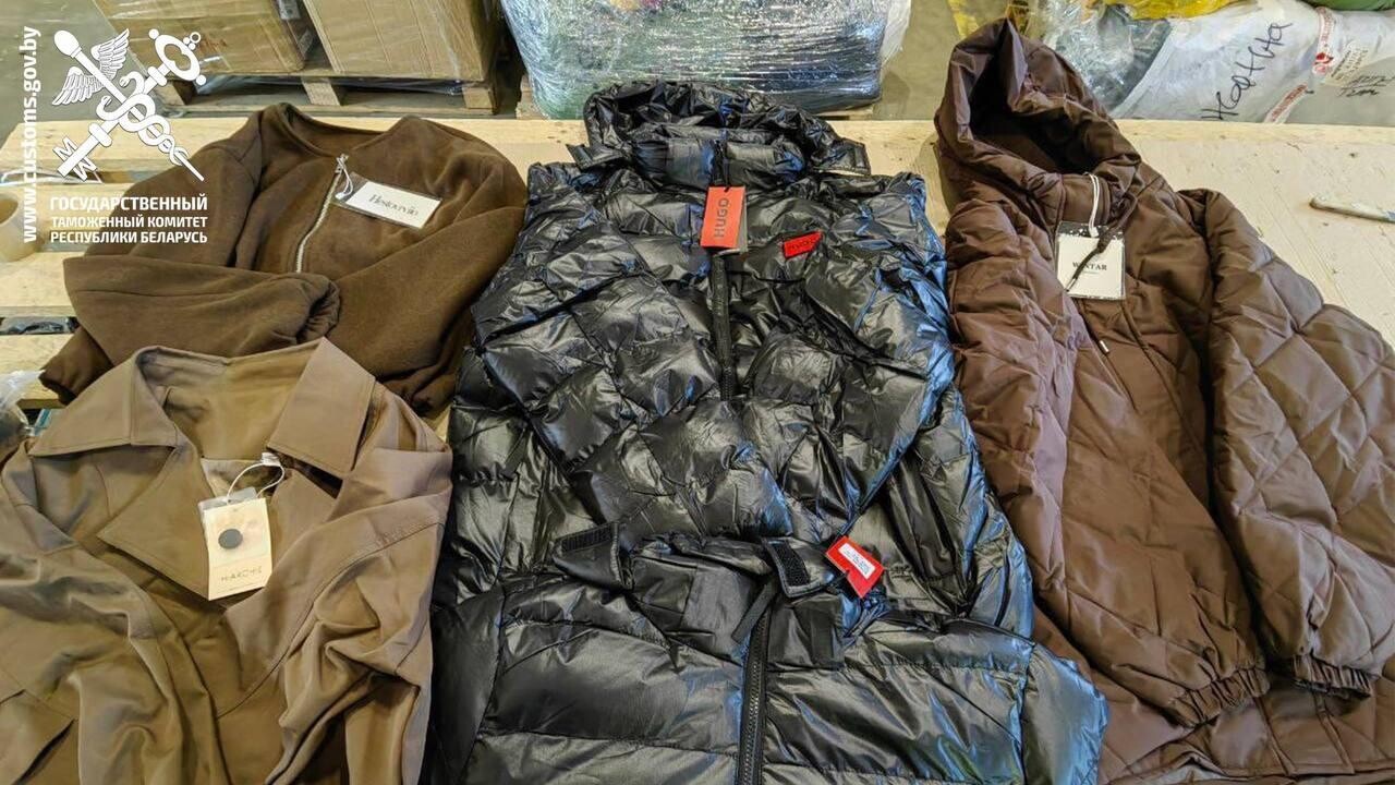 Таможня задержала фуру с контрабандными одеждой и обувью на 400 000 рублей