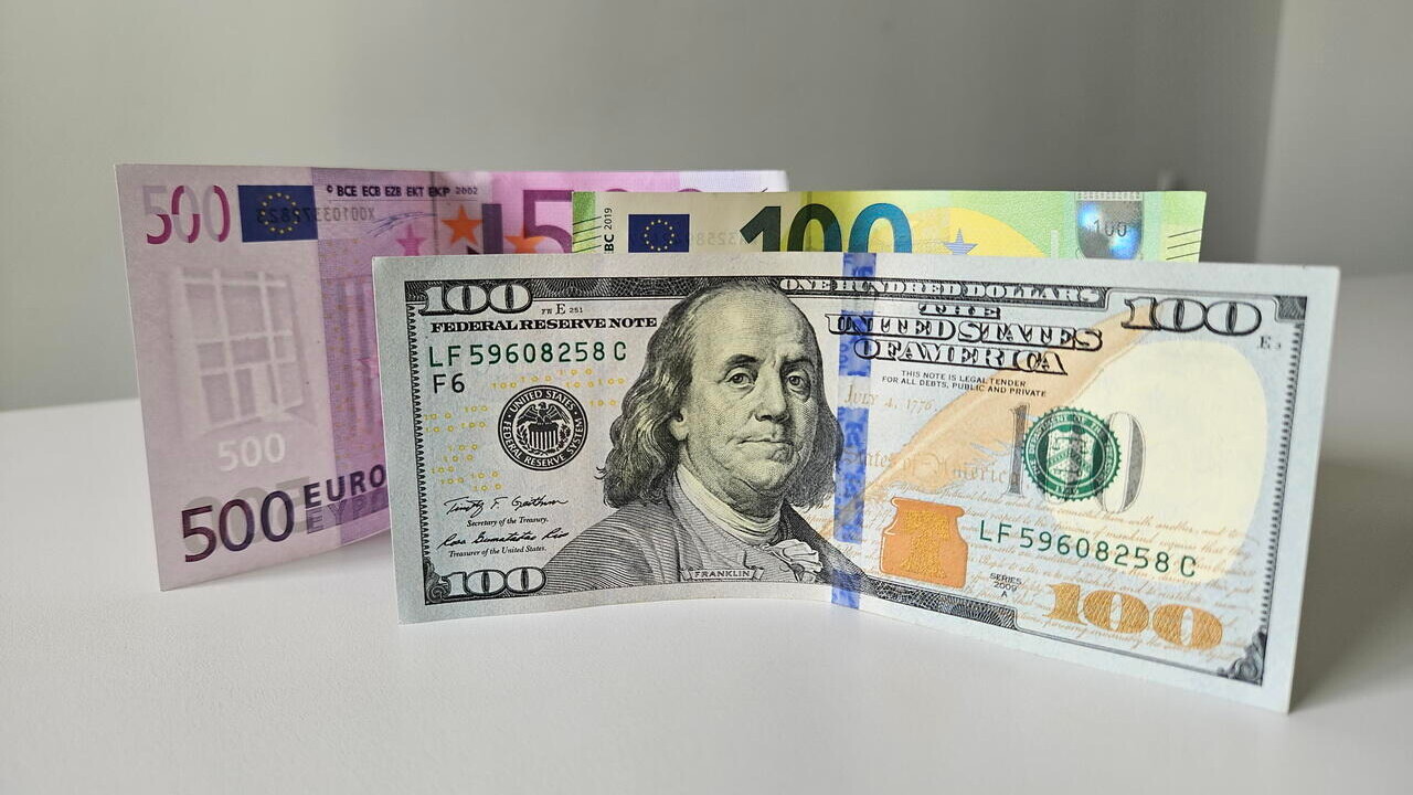 Белорусы стали продавать больше долларов: смотрим, сколько купили и продали валюты