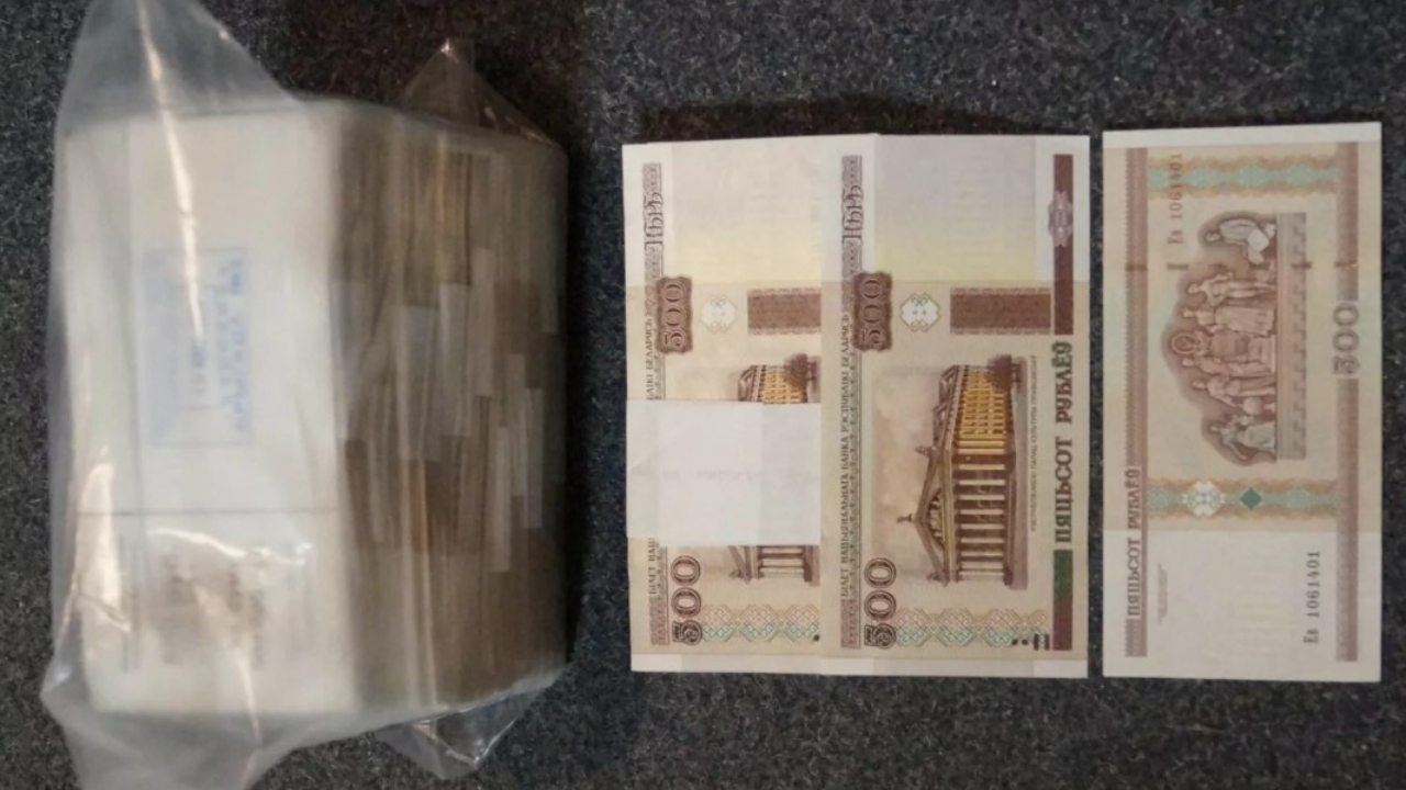 В интернете продают пачки старых белорусских денег. Зачем и почем их покупают