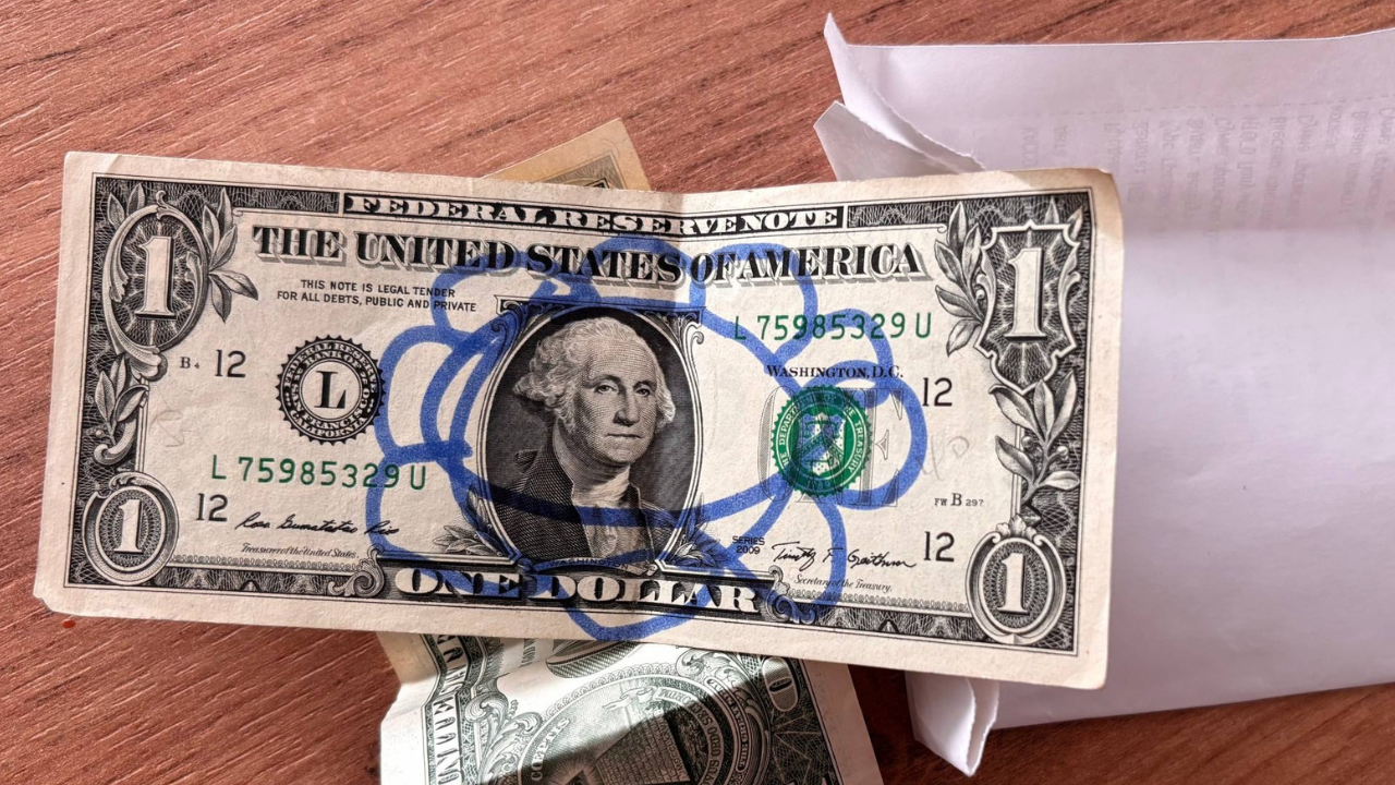 Дети нашли заначку отца и разрисовали доллары. Комментарий банка