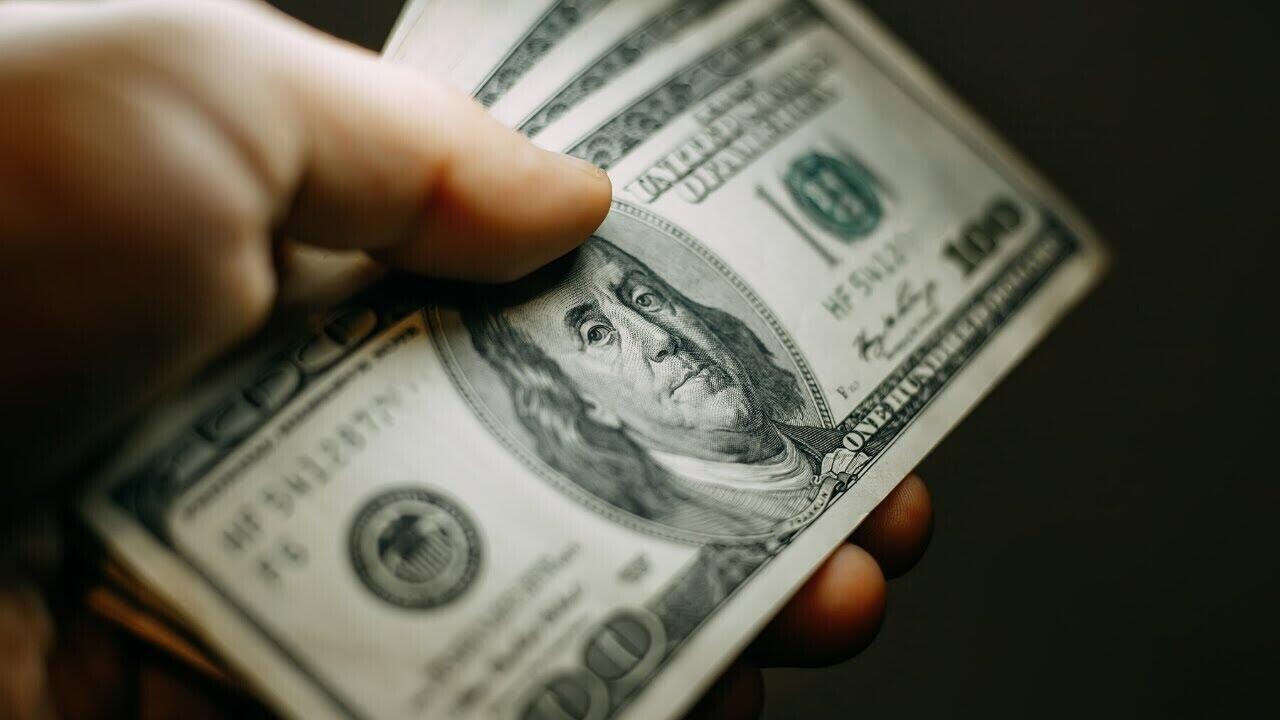 Белорус нашел доллары, но не смог их обменять. Что не так с валютой?
