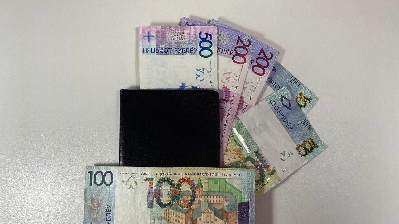 Половина работников получает больше 4500 рублей. Угадаете, в какой сфере?