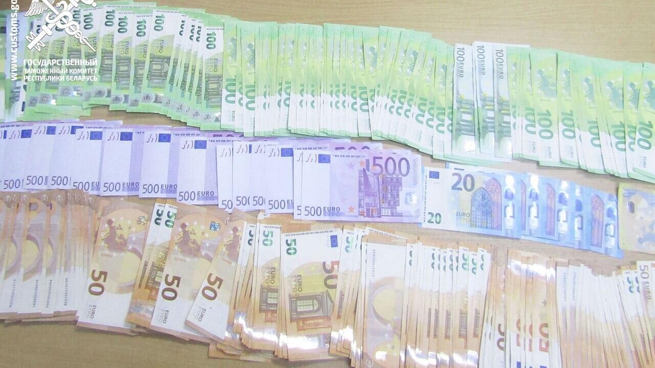 Надежный тайник? Водитель спрятал от белорусской таможни 25 000 евро в белье 