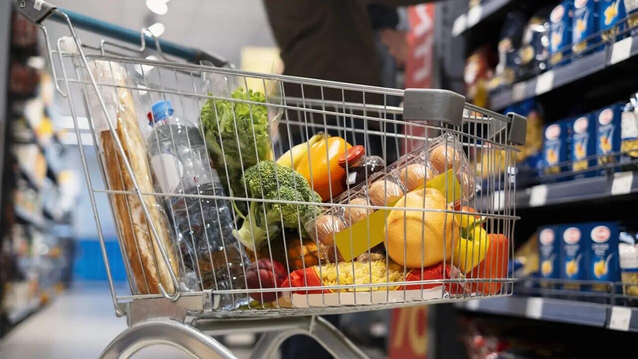 Похищала товары тележками. Завотделом магазина украла продукции на 11 тыс. рублей