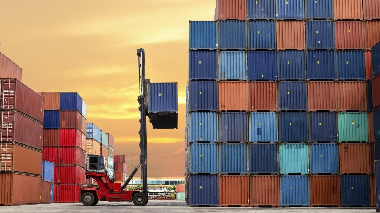 Экспорт белорусских товаров взлетел в начале года, но торговля пока в минусе