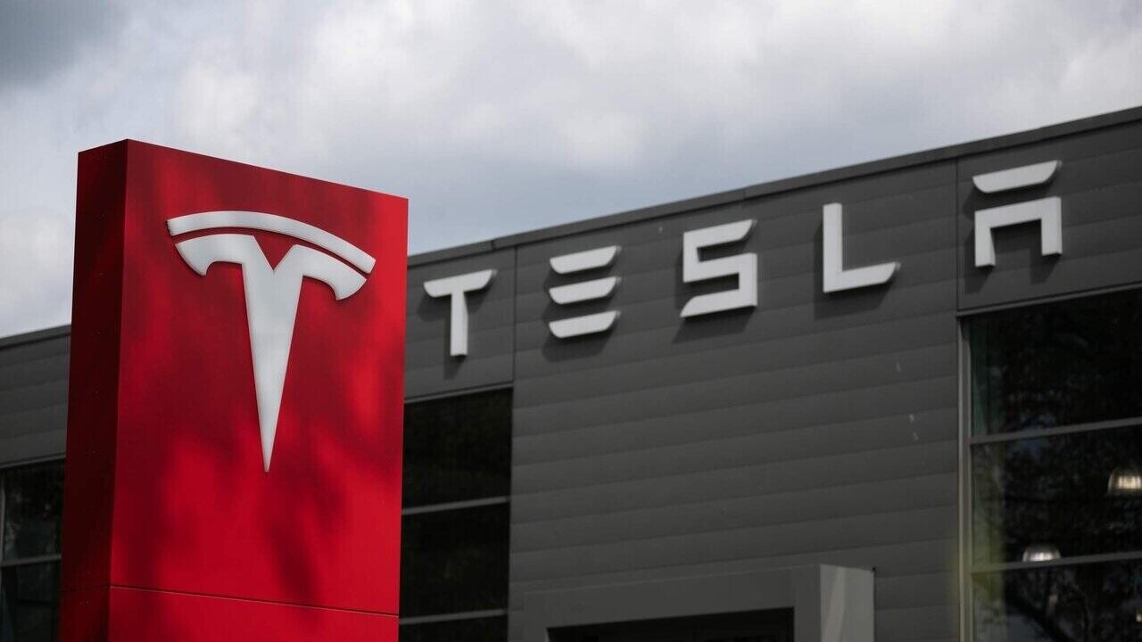 Квартальная прибыль Tesla упала на 43%