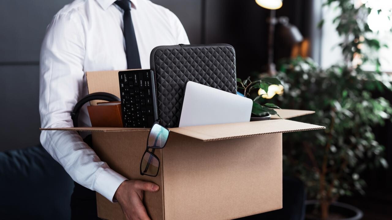 Работнику выплатили более 12 000 рублей за незаконное увольнение