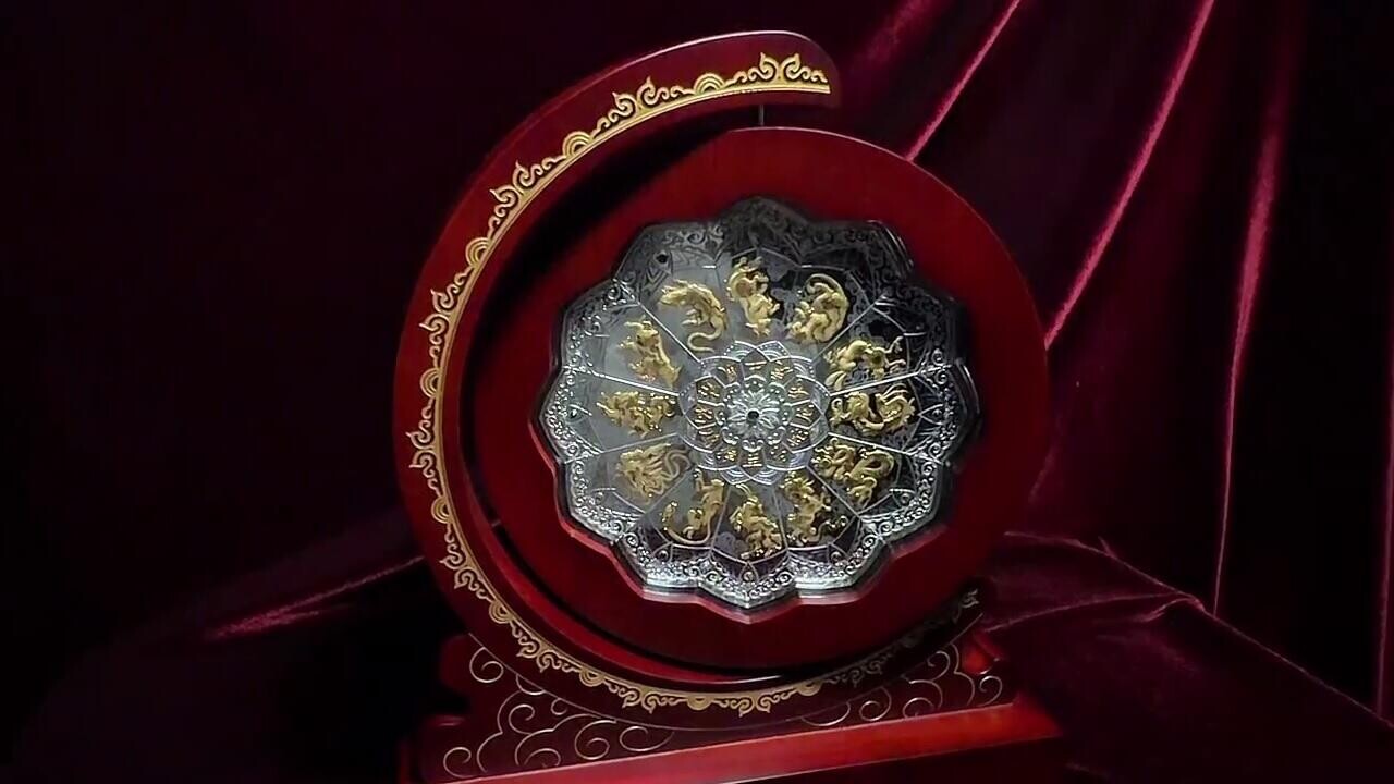 Нацбанк Беларуси выпустил серебряную монету весом 1,5 кг: сколько она стоит