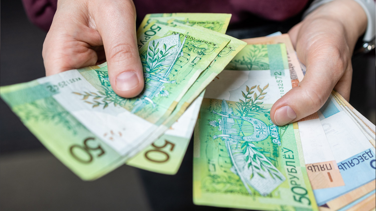 Доллар или рубль: в чем можно будет заработать больше в 2026? Посчитали разные варианты