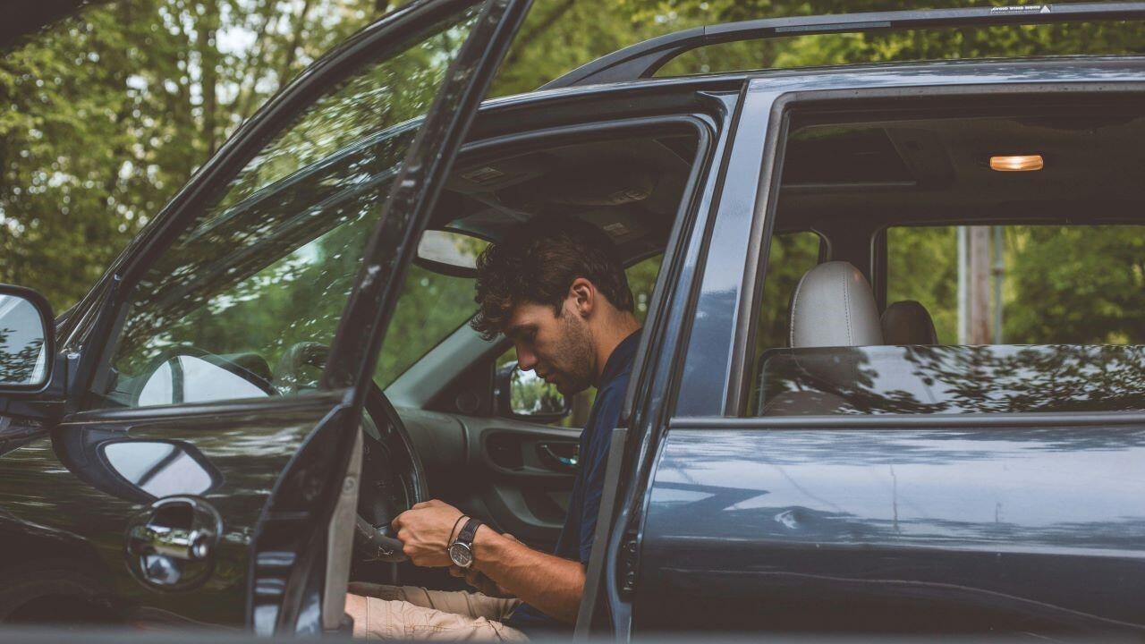 Каршеринг Anytime отменяет плату за ДТП и повреждения авто: что будет с ценой аренды?