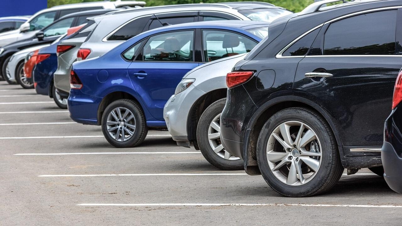 Почти 3,2 млн легковушек у белорусов: рейтинг регионов и сколько среди них электромобилей