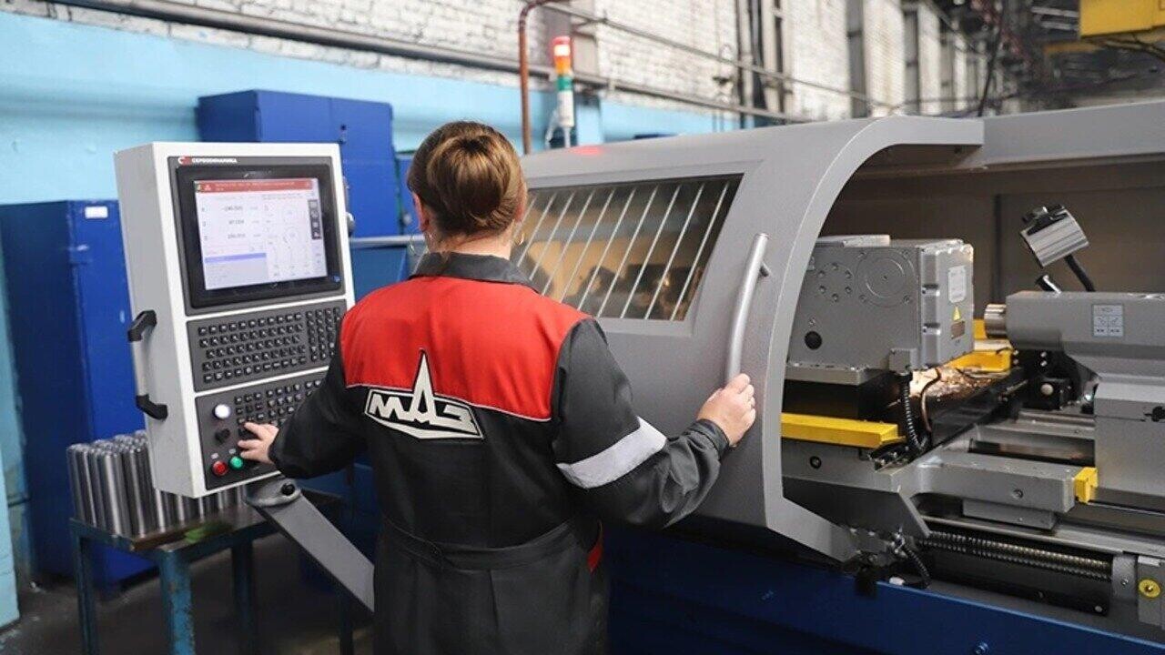 МАЗ ищет работников: какие зарплаты предлагают