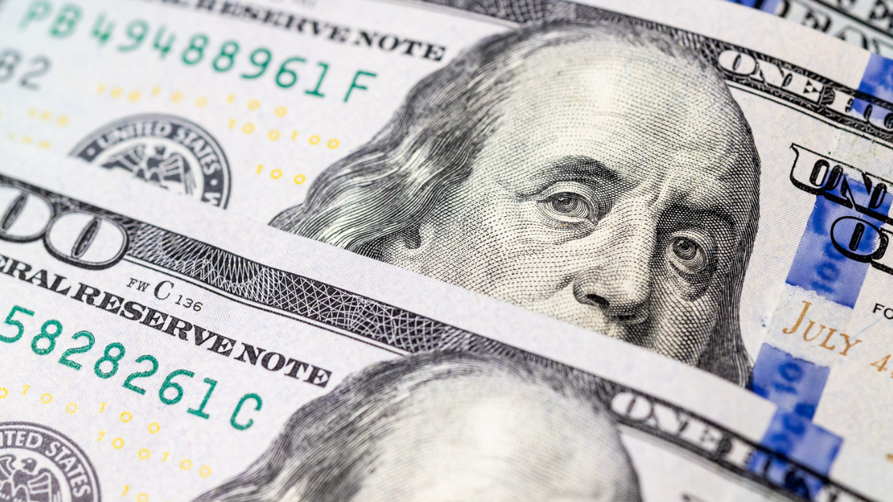 Это решение ФРС уже влияет на курс доллара: как он изменится до конца года