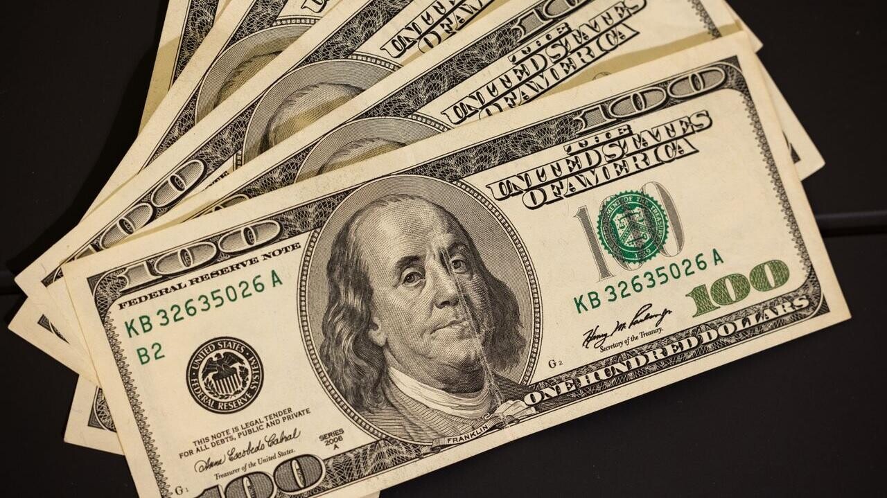 Белорус хотел обменять две купюры по $100. В банке вызвали милицию