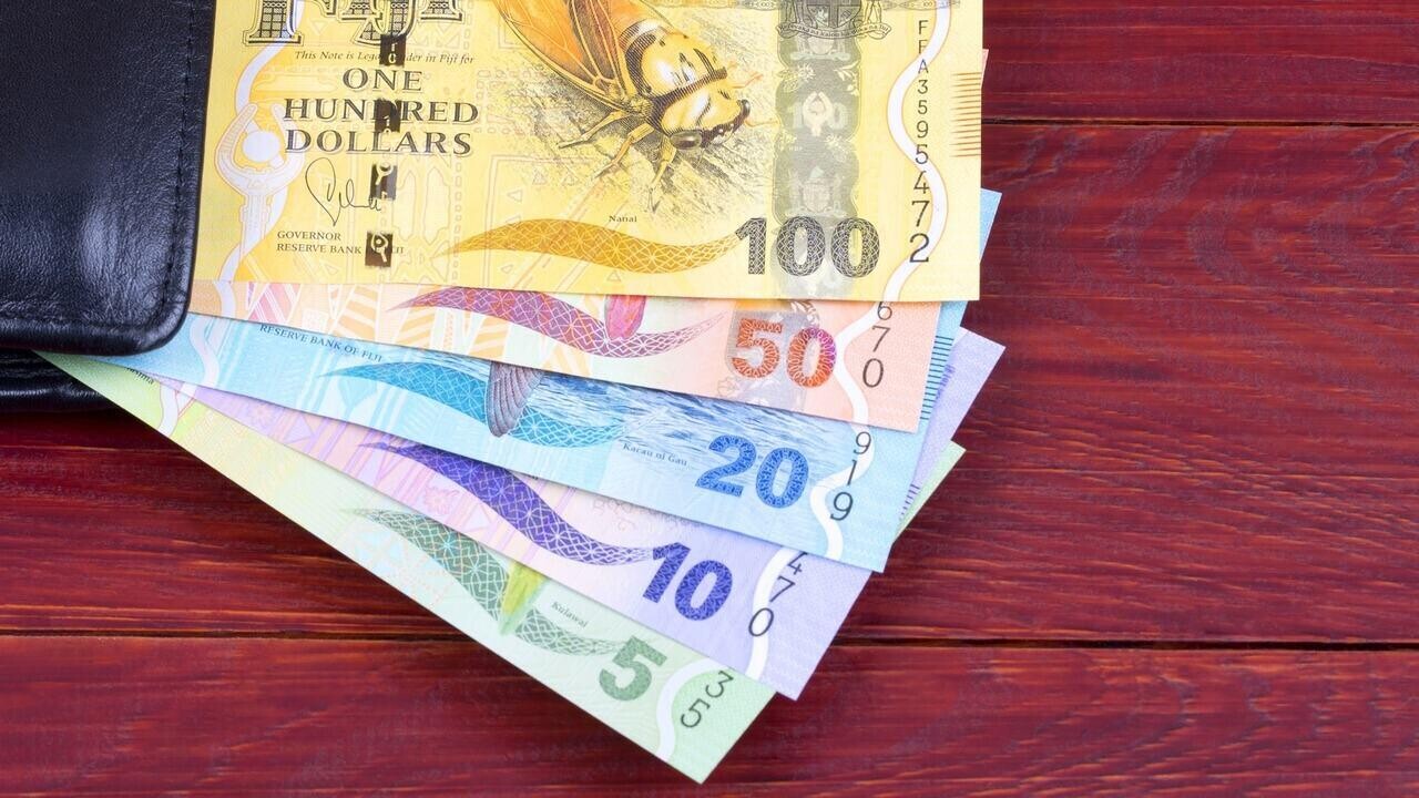 Эта страна выводит из обращения целый ряд банкнот: среди них есть 100 долларов