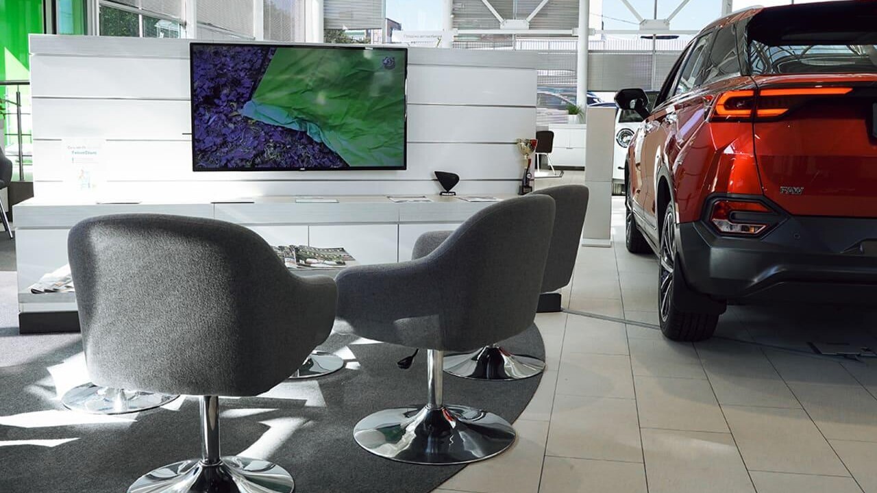 В Минске крупный автоцентр начал ликвидацию склада автомобилей с ДВС. Подробности