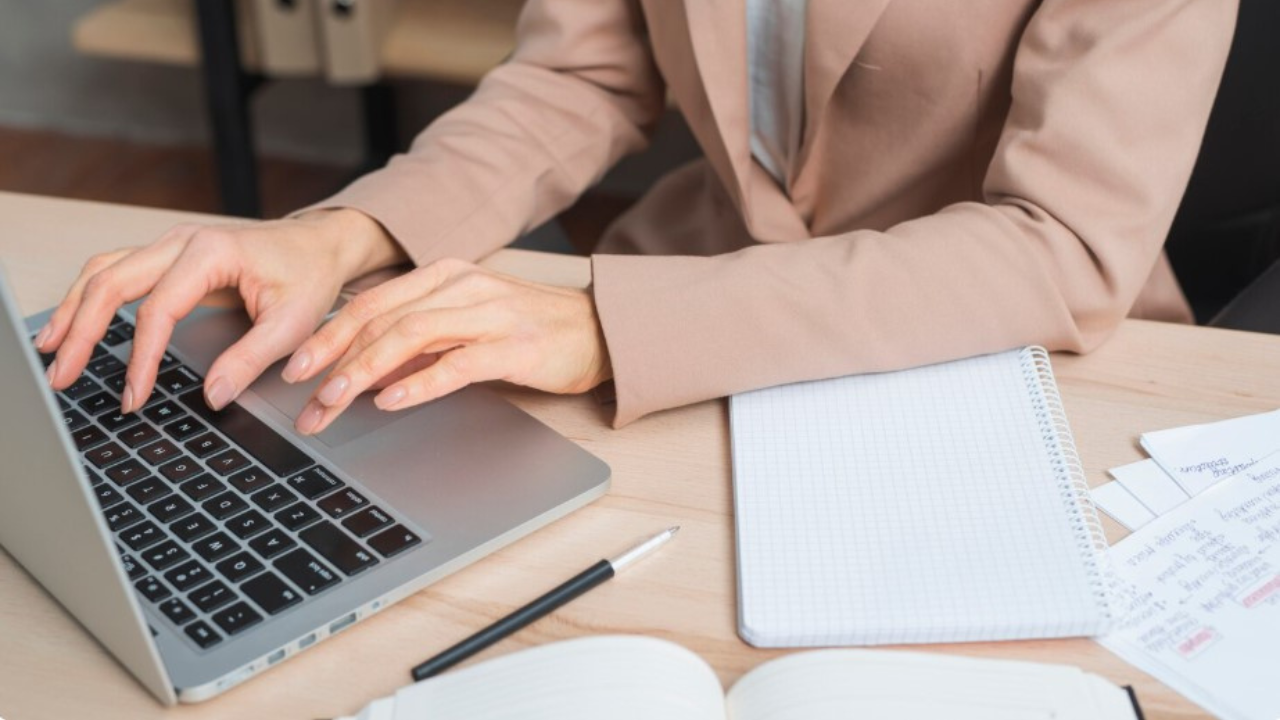 «Директор стал брать по 20-30 BYN штрафа за опоздание». Как лишаются работы даже экспертные сотрудники