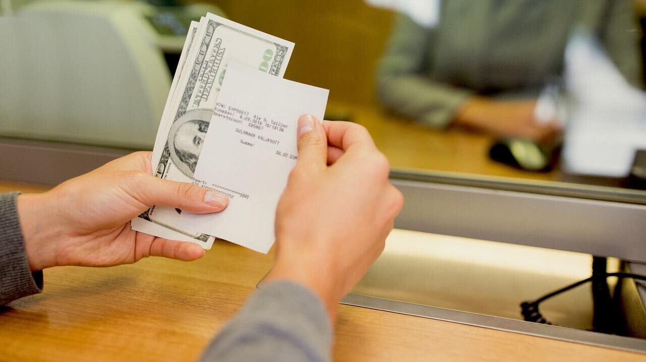 Клиенты обменников смогут выбирать между электронным и бумажным чеком