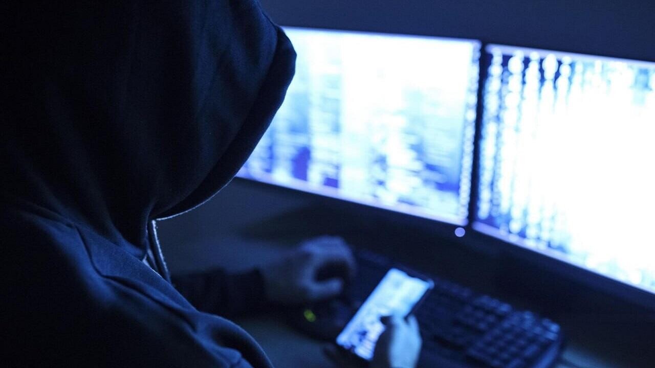 Мошенники, дипфейки, фишинг. Что «киберугрожало» белорусам в этом году и к чему готовиться в 2026?