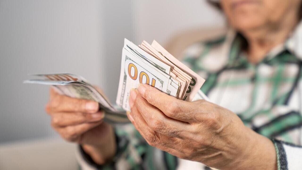 Выходной в банках спас пенсионерку от потери 2 000 долларов