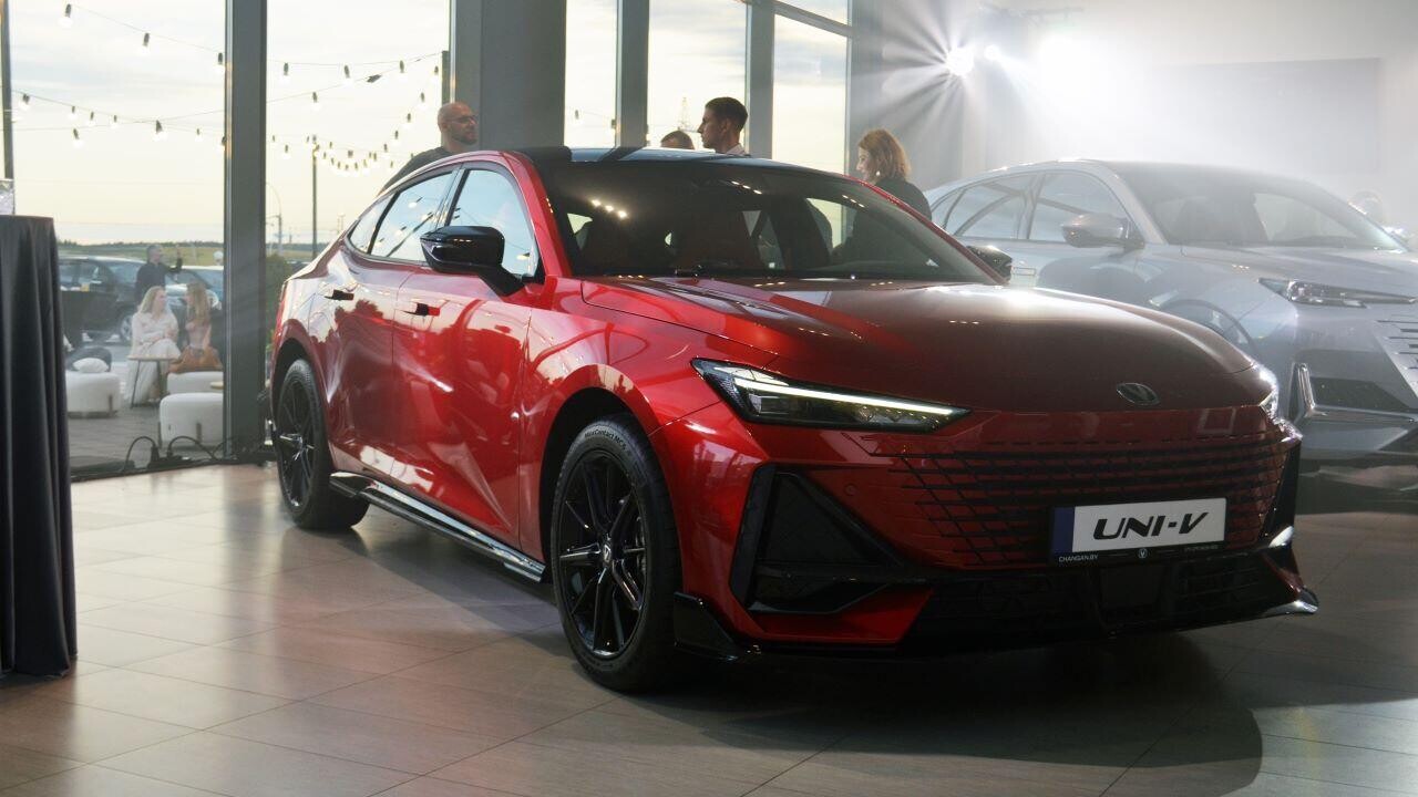 В Минске открыли автоцентр Changan: сравнили цены на авто с российскими