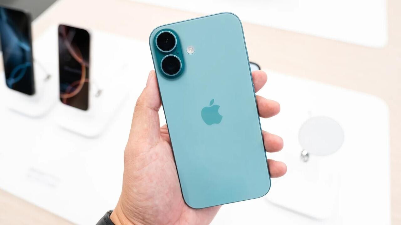 Белорус в магазине подменил iPhone на муляжи