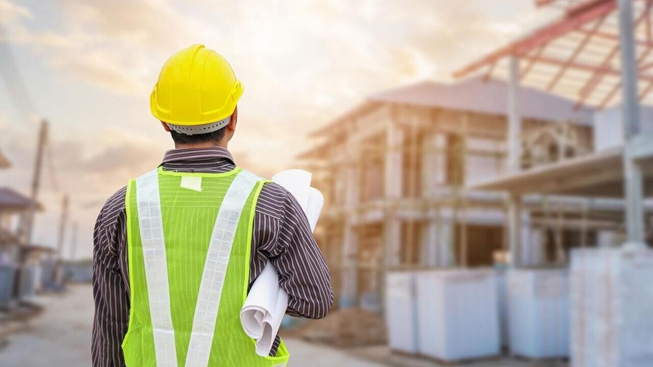 Белорус работал на двух работах и попал под прокурорскую проверку: что случилось