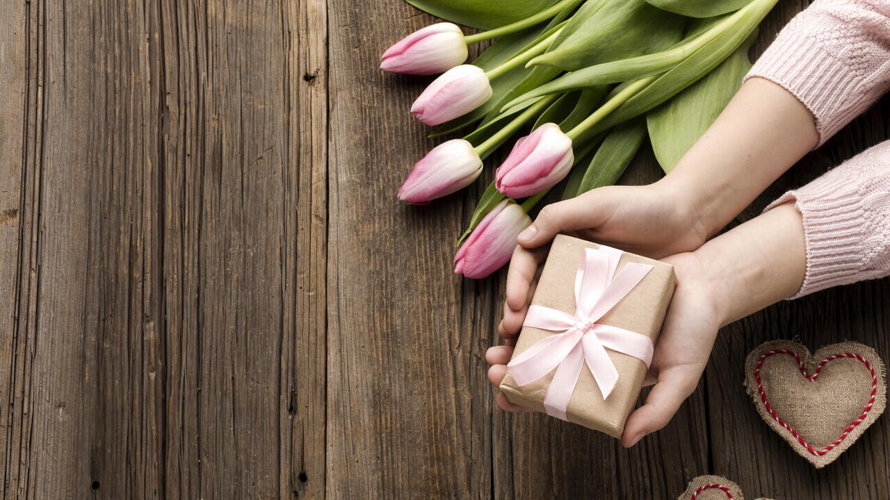 Сколько белорусы потратили на подарки к 8 марта и что покупали: рассказали в «Золотом Яблоке»